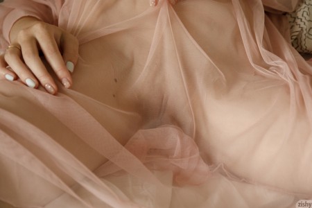 Изысканная элегантность: Heidi Romanova позирует голая на кровати