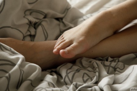 Изысканная элегантность: Heidi Romanova позирует голая на кровати