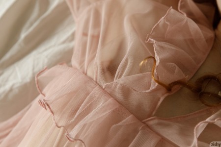 Изысканная элегантность: Heidi Romanova позирует голая на кровати