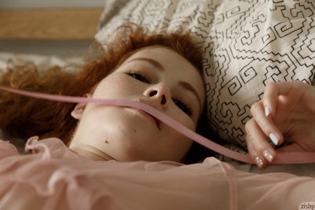 Изысканная элегантность: Heidi Romanova позирует голая на кровати