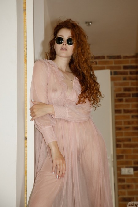 Изысканная элегантность: Heidi Romanova позирует голая на кровати