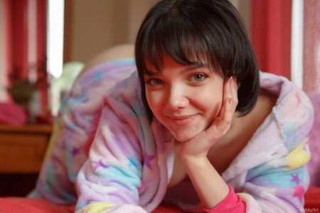 Улыбающаяся Шанель Фенн в домашней ванной