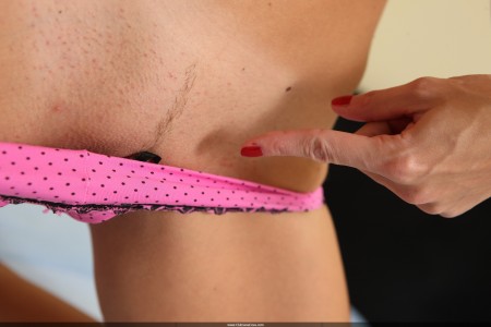 Счастливая блондинка Яна Кова: модное эротическое фото