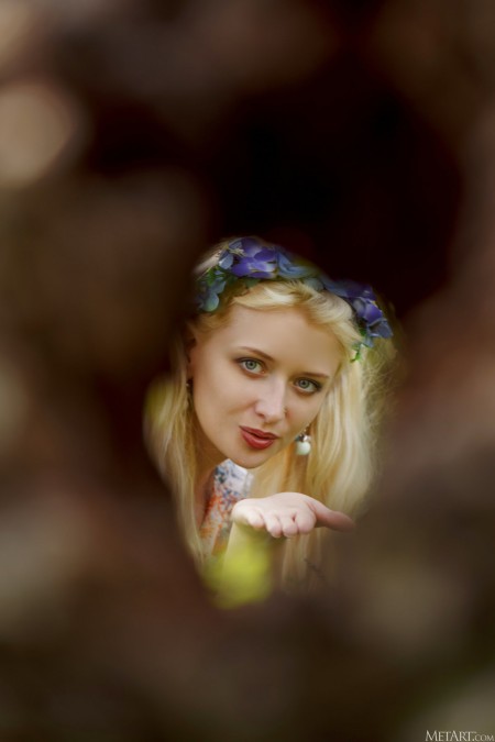 Радостная летняя фотосессия голой Ники Норс в природе