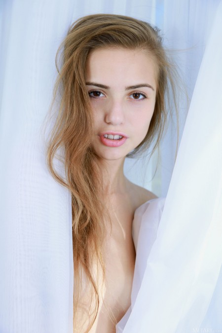 Элле Тэн: Радостная улыбка у окна