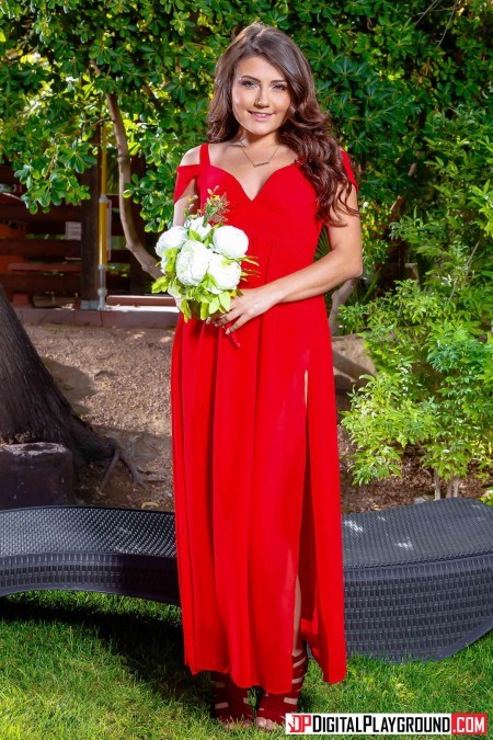 Летнее наслаждение: девушка Адриа Рей позирует голая на природе