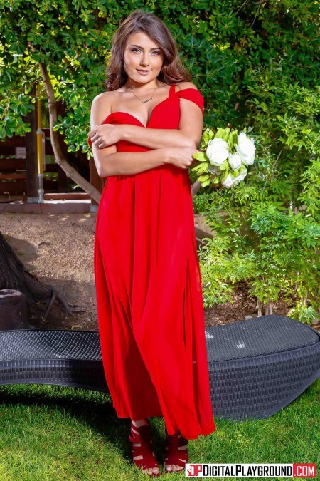 Летнее наслаждение: девушка Адриа Рей позирует голая на природе