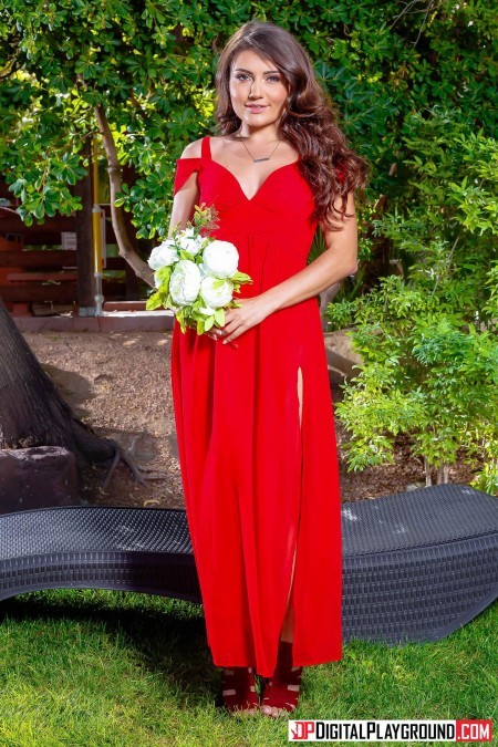 Летнее наслаждение: девушка Адриа Рей позирует голая на природе