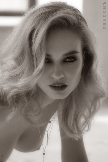 Чувственная модель: красота черно-белой элегантности
