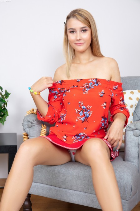 Чарующая блондинка Таби А в домашней эротической фотосессии