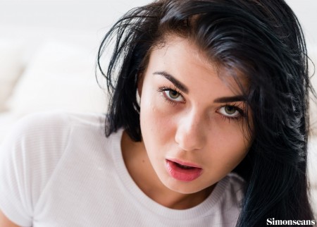 Веселая Lucy Li в домашней обстановке