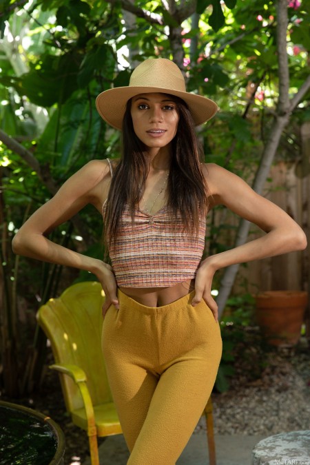 Летняя счастливая модель в природе