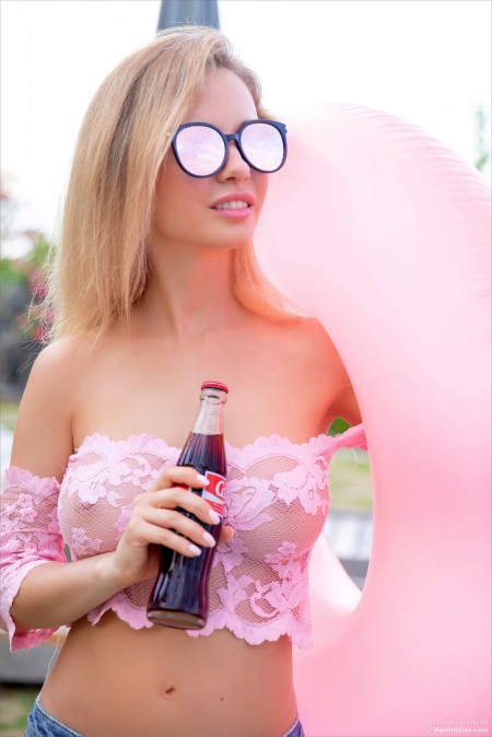 Летнее веселье с Даникой: фотосъемка на свежем воздухе