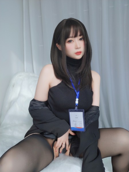 Изысканная модель позирует обнаженная