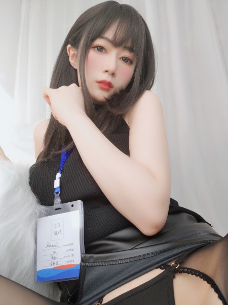 Изысканная модель позирует обнаженная