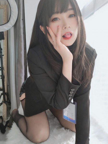 Изысканная модель позирует обнаженная