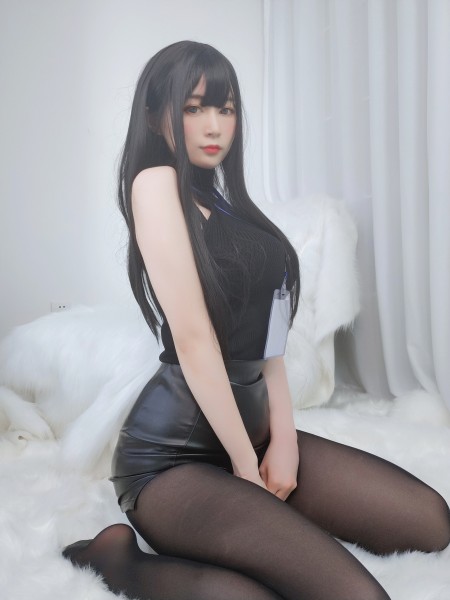 Изысканная модель позирует обнаженная