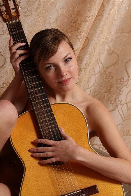 Активная музыкантка Лана Y