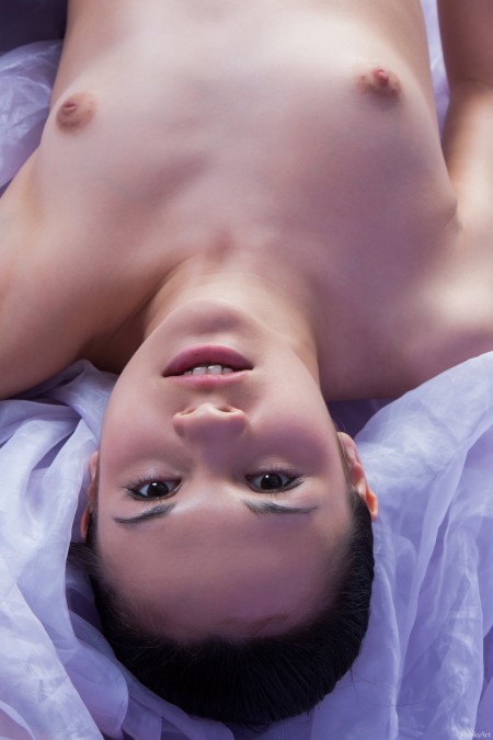 Соблазнительная смайливая модель в студии