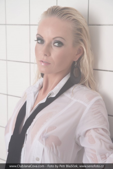 Очаровательная Яна Цова в эротической фотосессии