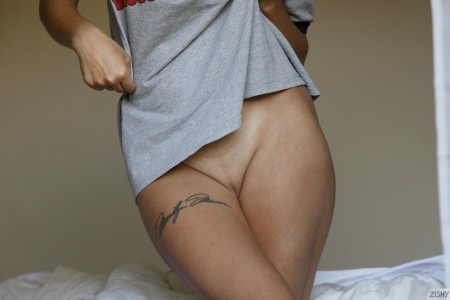 Счастливая Налани в эротическом белье