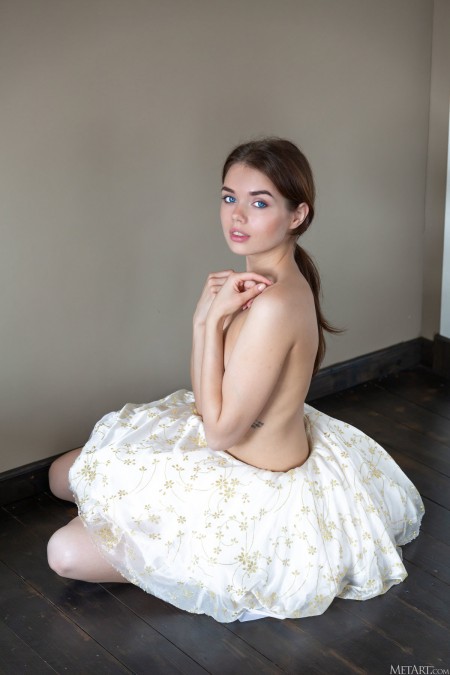 Кейра Блу: элегантная сексуальность в домашнем интерьере