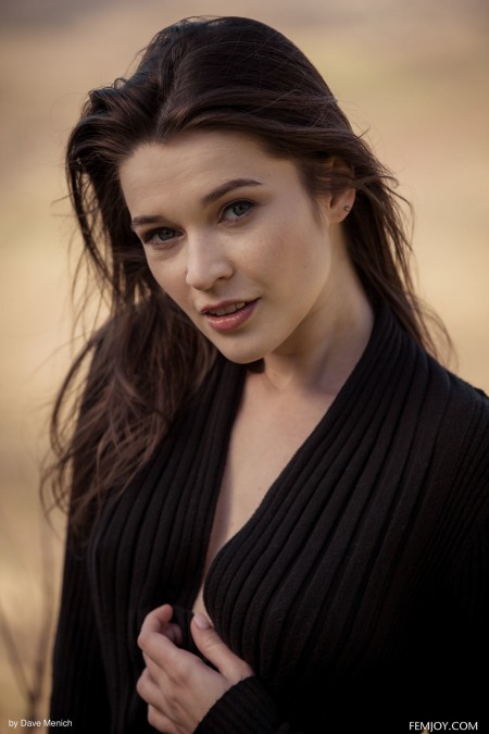 Серена Дж - элегантная модель в природе