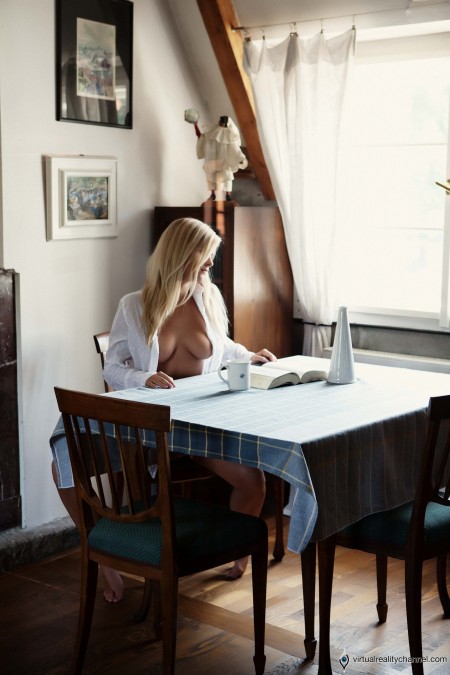 Милая блондинка позирует на дому