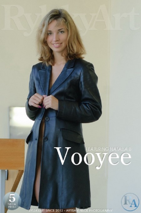 Радостная бизнес-леди: эротическая фотосессия