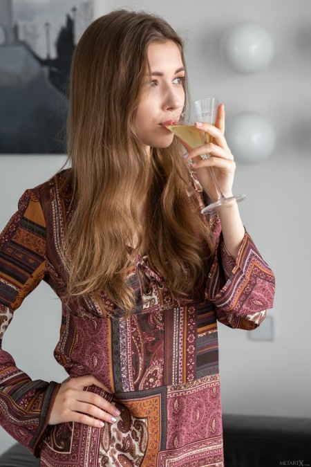 Мила Азул: Элегантная Фотосессия С Бокалом