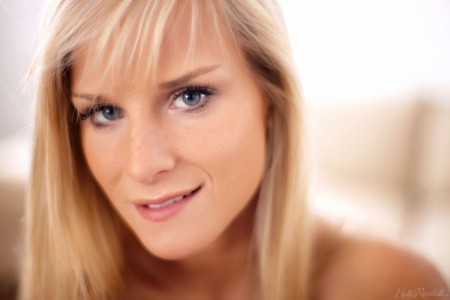 Блондинка Миела А в соблазнительной позе