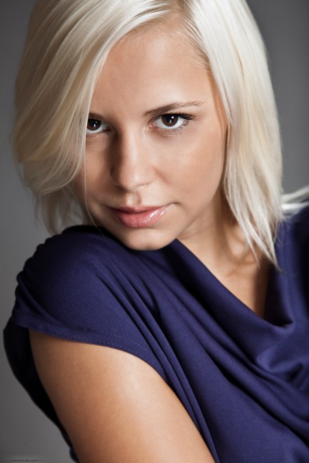 Изысканная блондинка Dido Angel позирует