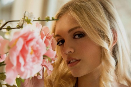 Соблазнительная блондинка в нежном белье