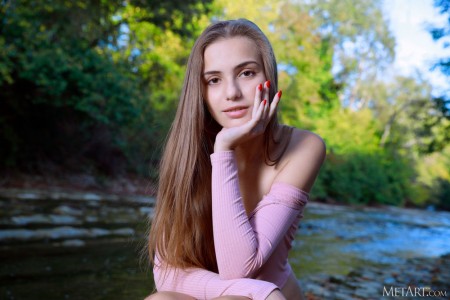 Летняя натура: молодая модель в природе