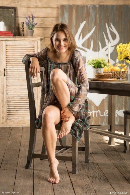 Радостная Диана: Эротическая фотосессия в деревянной обстановке