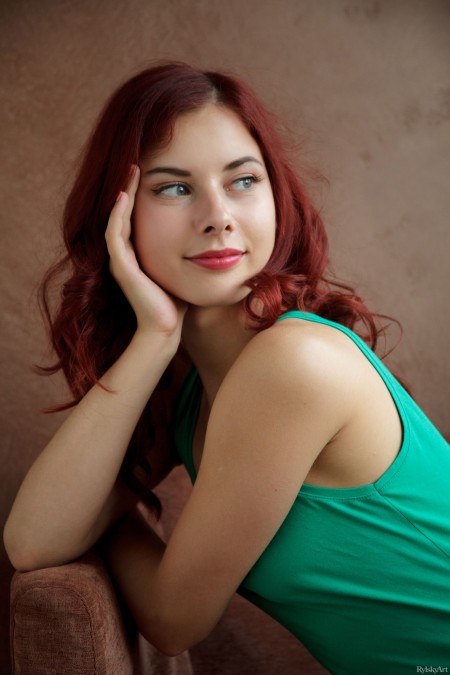 Наслаждение с улыбкой: Pearl Ami красиво позирует