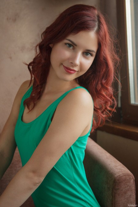 Наслаждение с улыбкой: Pearl Ami красиво позирует