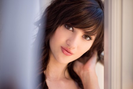 Изысканная взгляд через окно