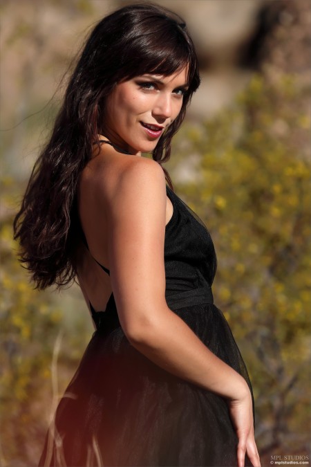 Элегантная Елена: Сексуальность на природе