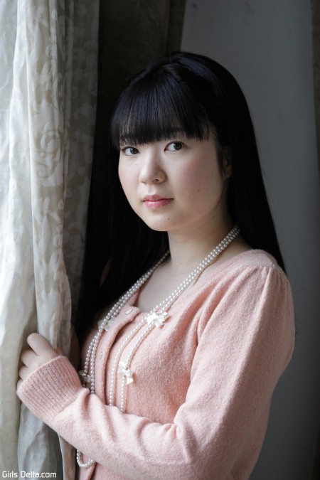 Молодая модель Yumeka представляет элегантность