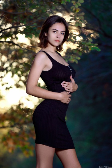 Летняя элегантность: счастливая модель в природе