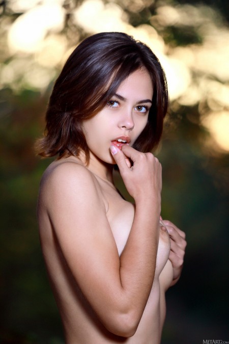 Летняя элегантность: счастливая модель в природе