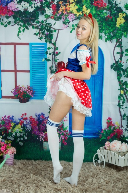 Летний праздник с улыбающейся блондинкой