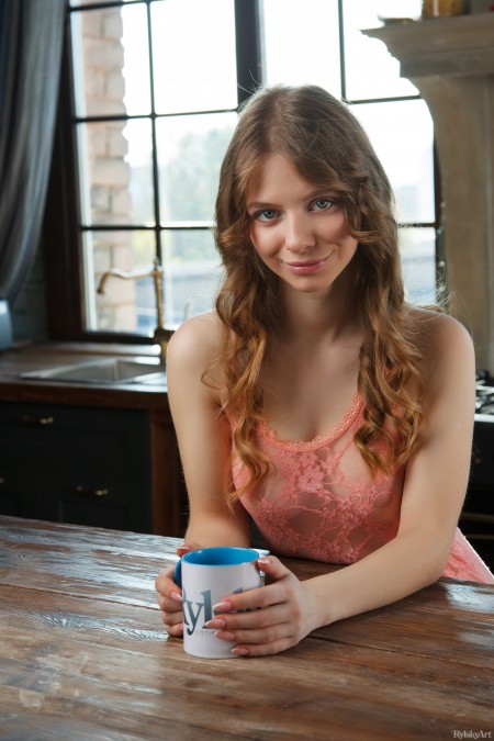 Счастливая смайлинг модель Сиена А