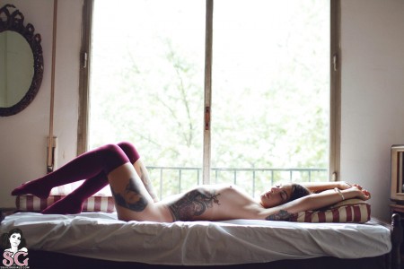 Очаровательная Фелина в уютной спальне