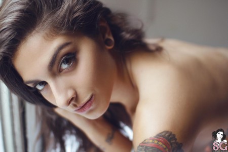 Очаровательная Фелина в уютной спальне