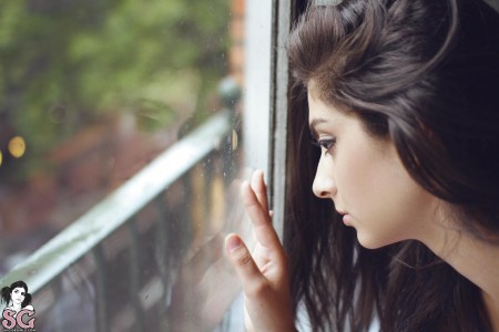 Очаровательная Фелина в уютной спальне