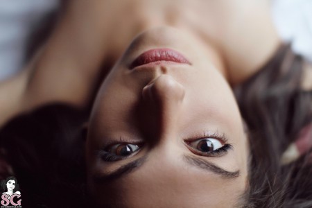 Очаровательная Фелина в уютной спальне