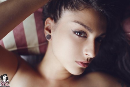 Очаровательная Фелина в уютной спальне