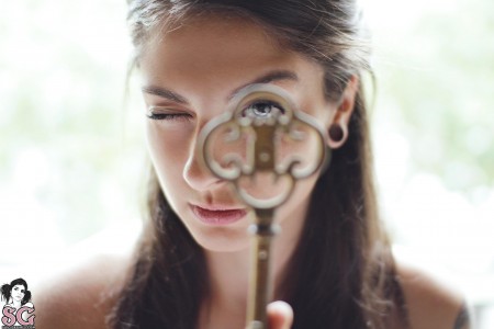 Очаровательная Фелина в уютной спальне